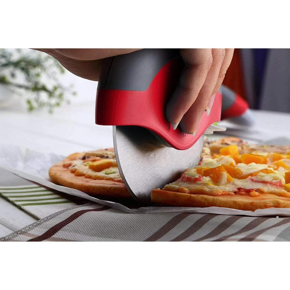 WPPO Pizza Cutter With Removable Safety Shield, photo 4 of 5