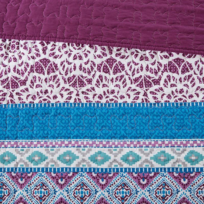 Full/Queen Reversible Quilt Set with Throw Pillows, photo 9 of 10