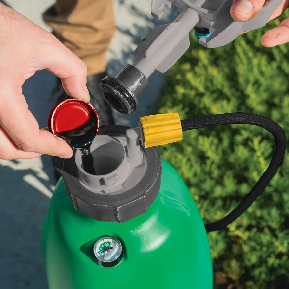 Aussie EzySpray™ 1.3 Gal No-Pump Garden Sprayer – Power Pouch™ Self-Pressurizing, Handheld with 4 Spray Patterns, Comfort Grip Wand, Chemical & Water Use, photo 4 of 6