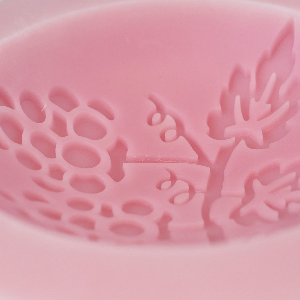 Cabernet & Neroli Scented Vessel - Vines, close-up of the surface