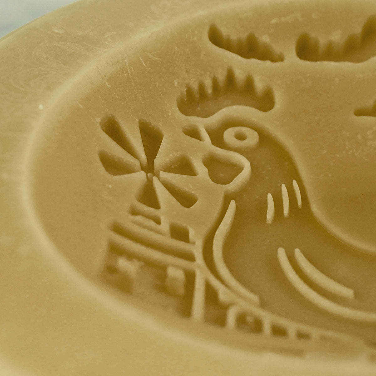 Fresh Coffee Scented Vessel - Rooster, close-up of the surface