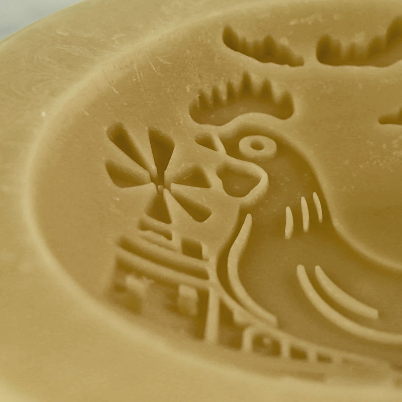 Fresh Coffee Scented Vessel - Rooster, close-up of the surface