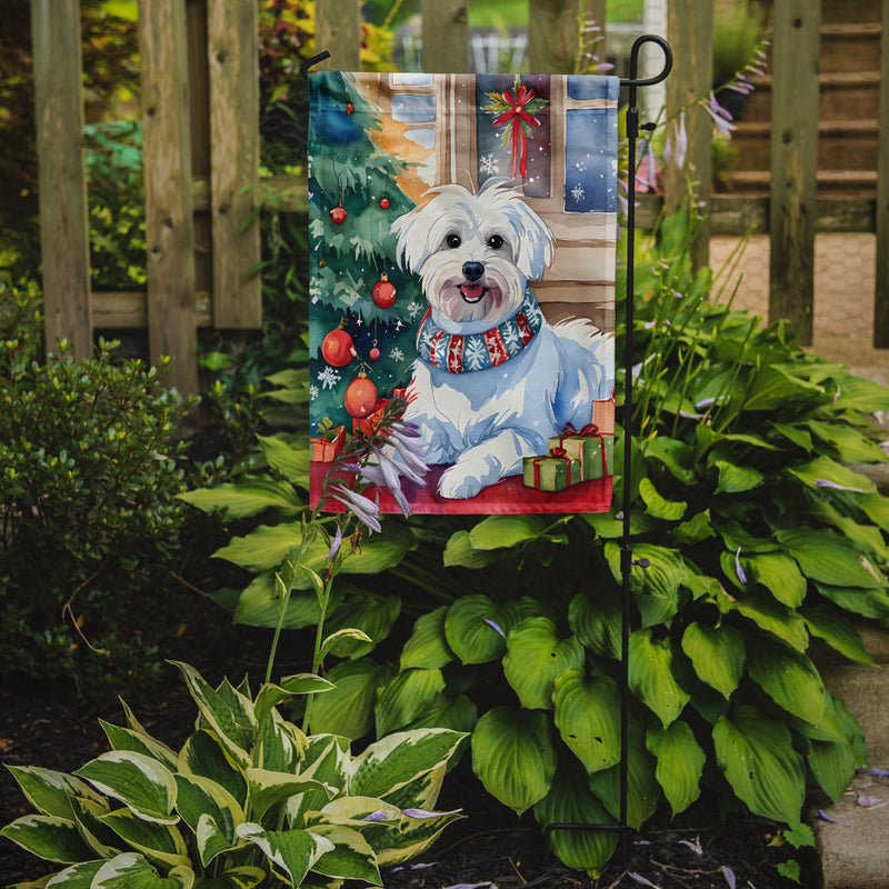 Maltese Christmas Garden Flag – Cozy Dog Holiday Decor with Tree & Presents