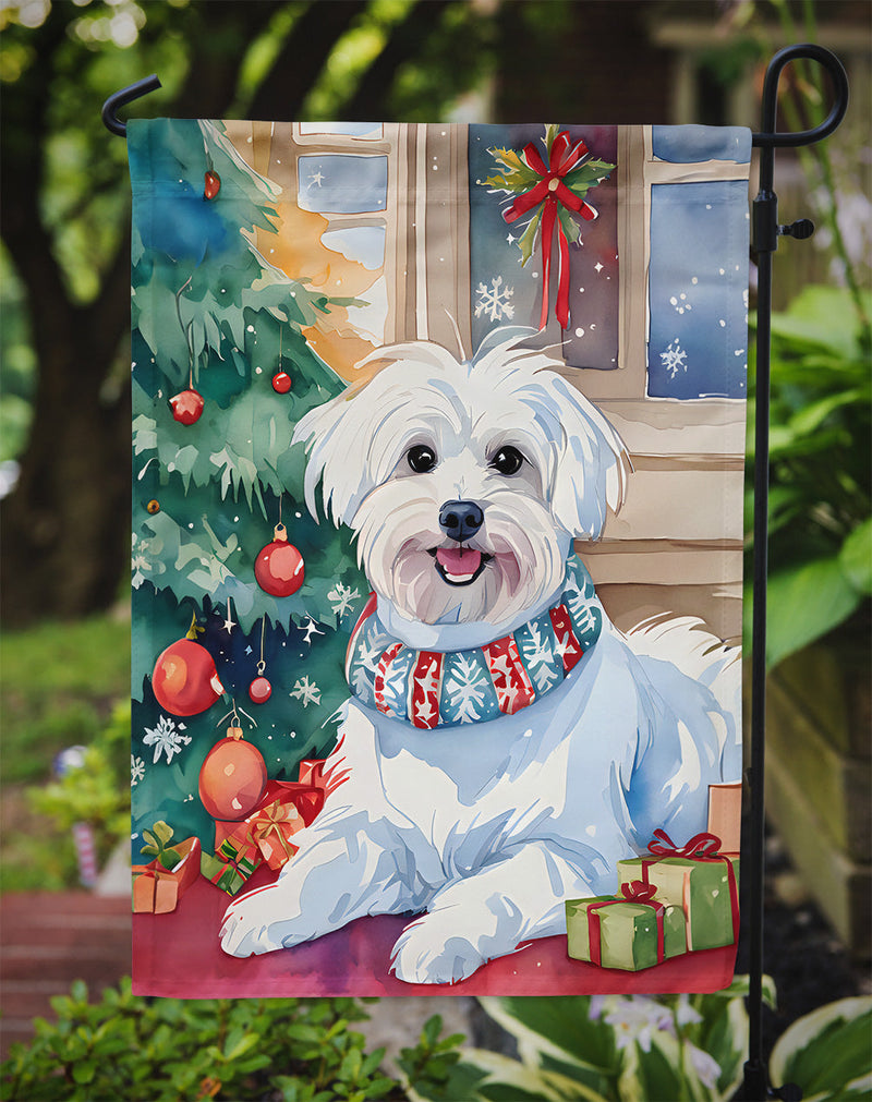 Maltese Christmas Garden Flag – Cozy Dog Holiday Decor with Tree & Presents