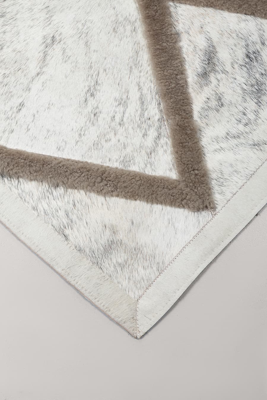 DIAMONDS - Rug in Hide and Shearling, photo 4 of 5