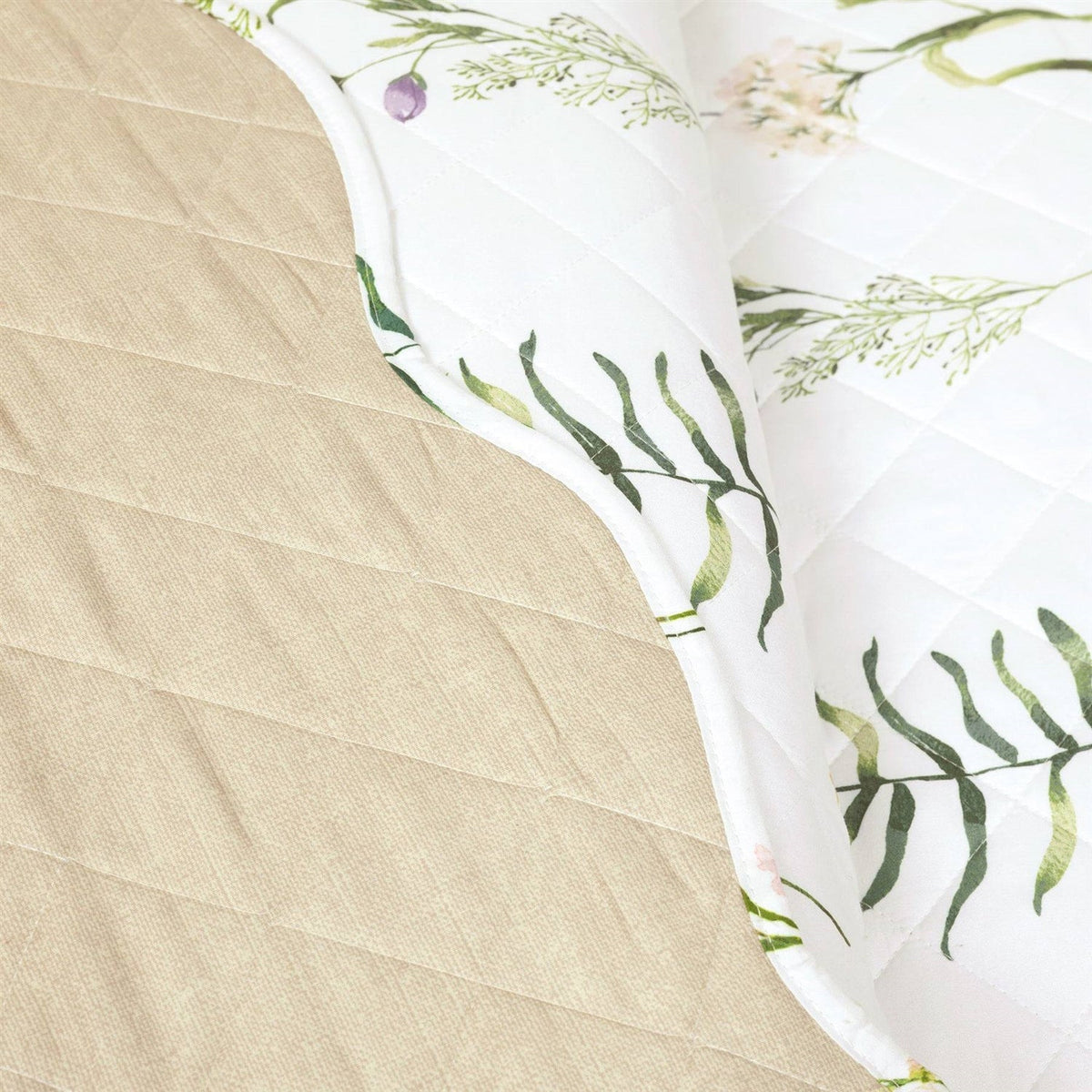 Full/Queen Scallop Edge Floral Lightweight 3 Piece Quilt Set, photo 3 of 5