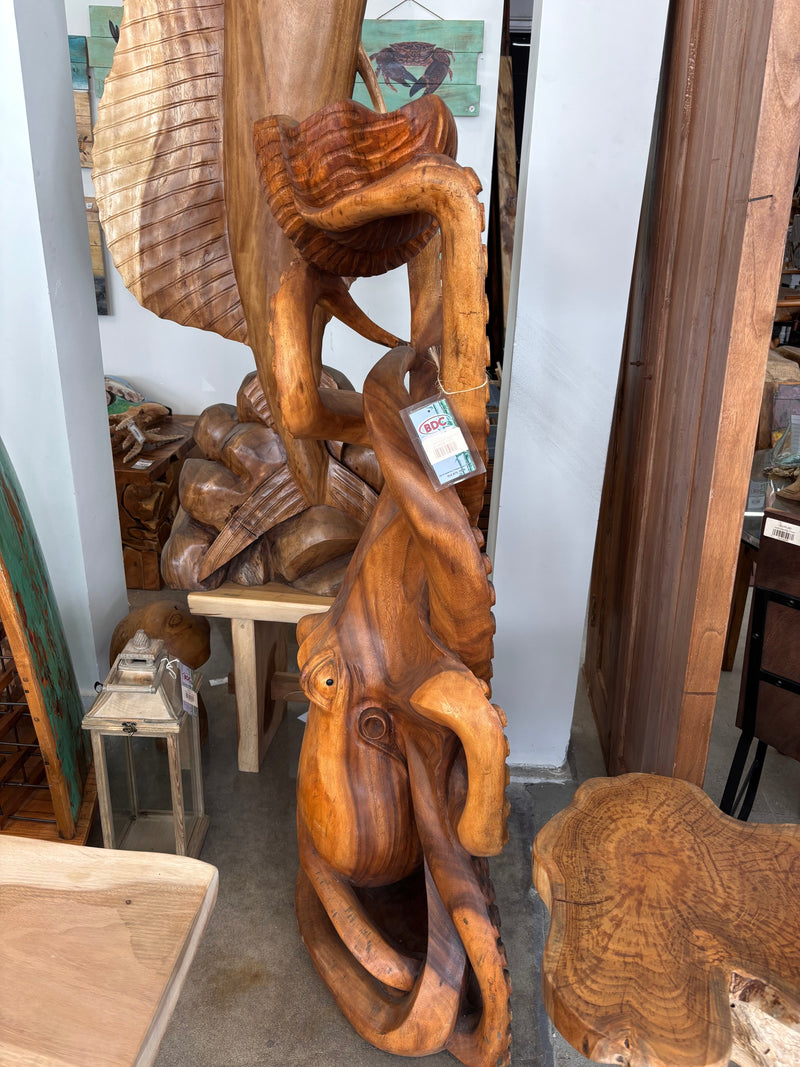 Suar Octopus Sculpture Holding Shell