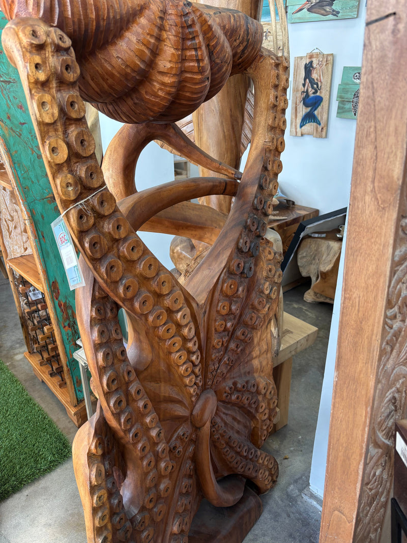 Suar Octopus Sculpture Holding Shell