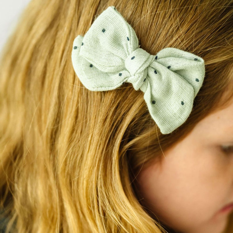 2PK BABY BLOOM CLIPS: gauze sage/black dot