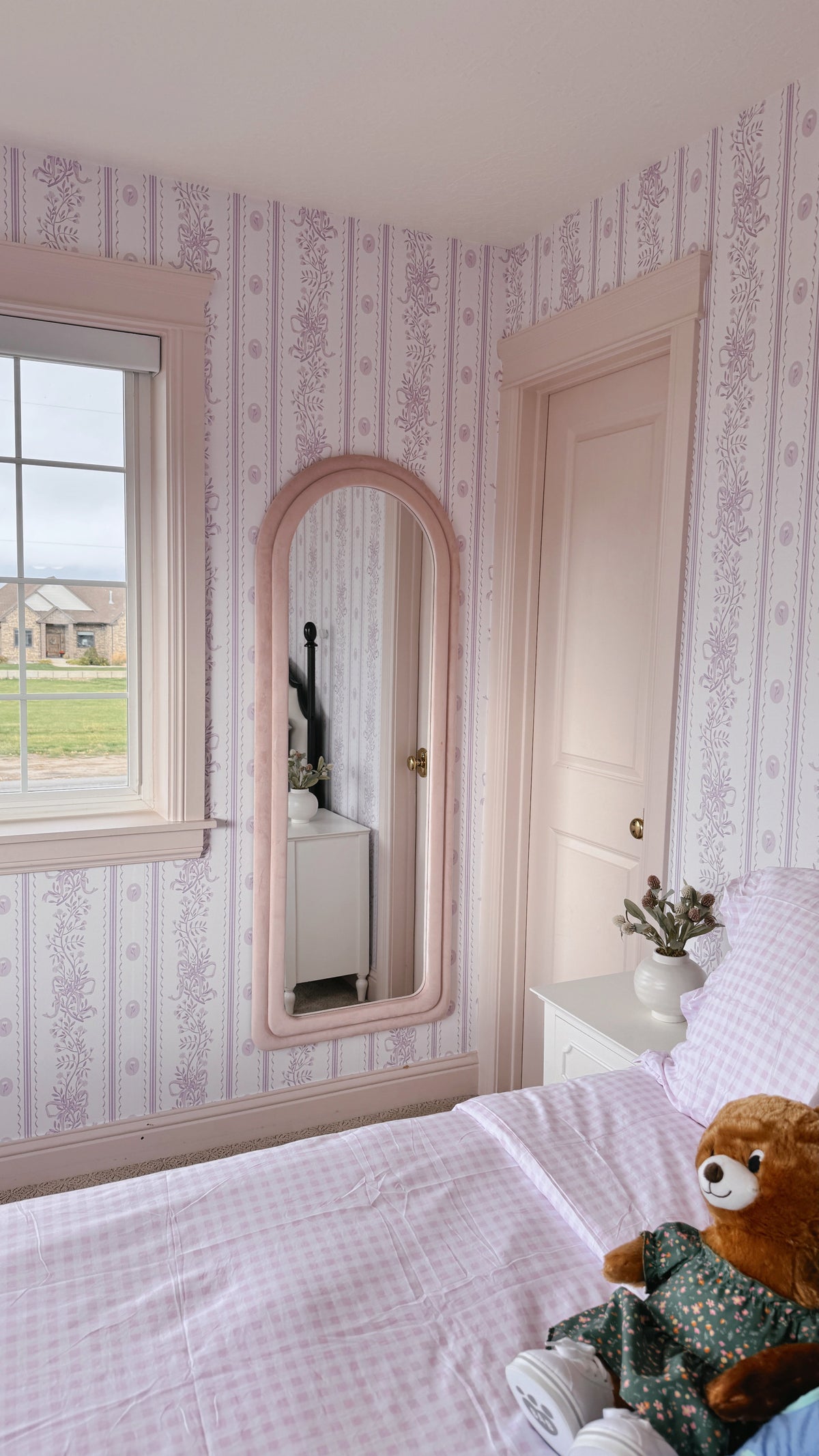 Dottie Wallpaper by Zanet From Wonderland, photo 2 of 17