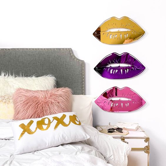 Lips Mirror Decor