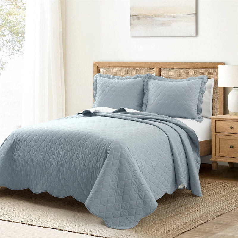 Full/Queen White Blue Scalloped Edge Reversible Thin Light Quilt Set, photo 3 of 5