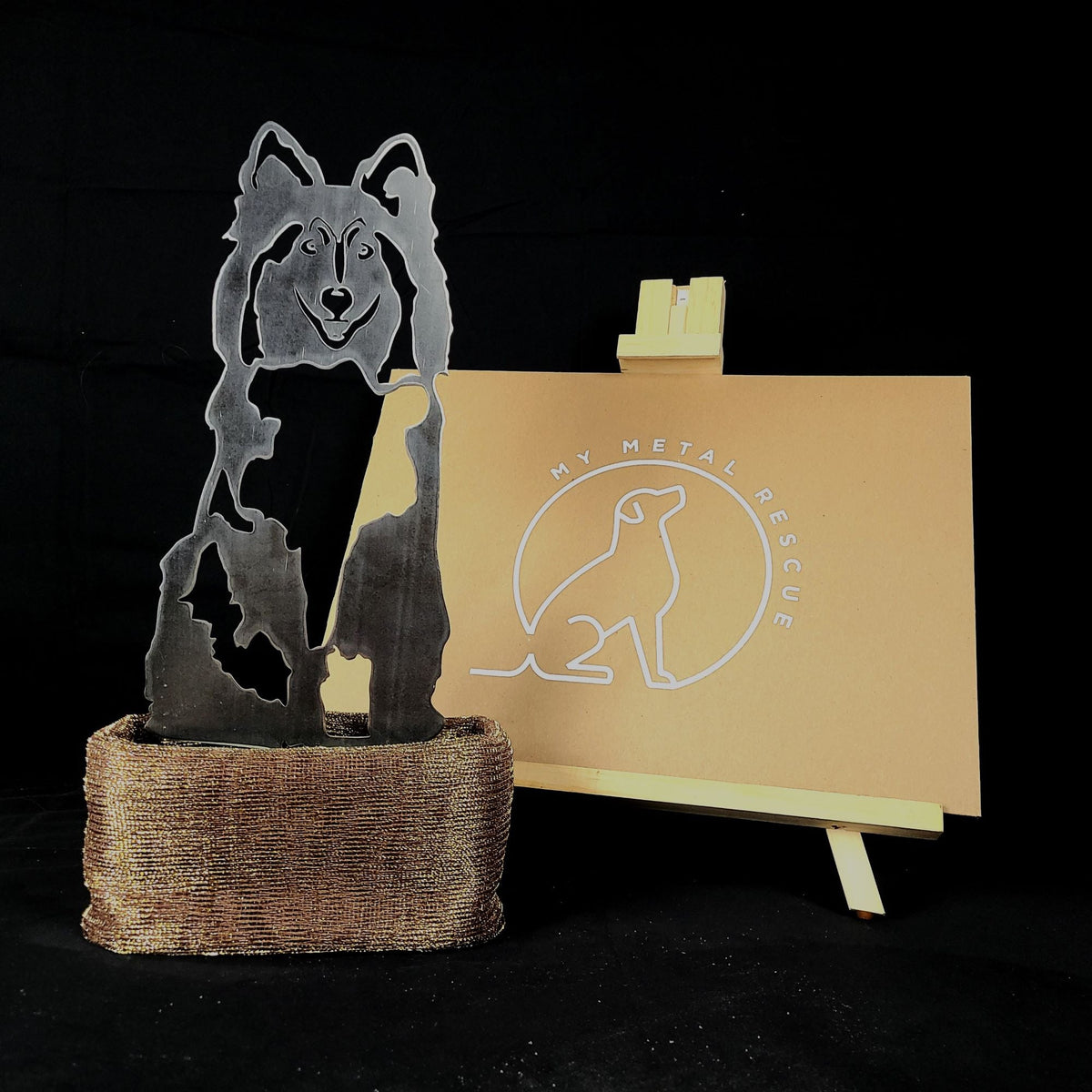 Shetland Sheepdog, packed in its shipping crate