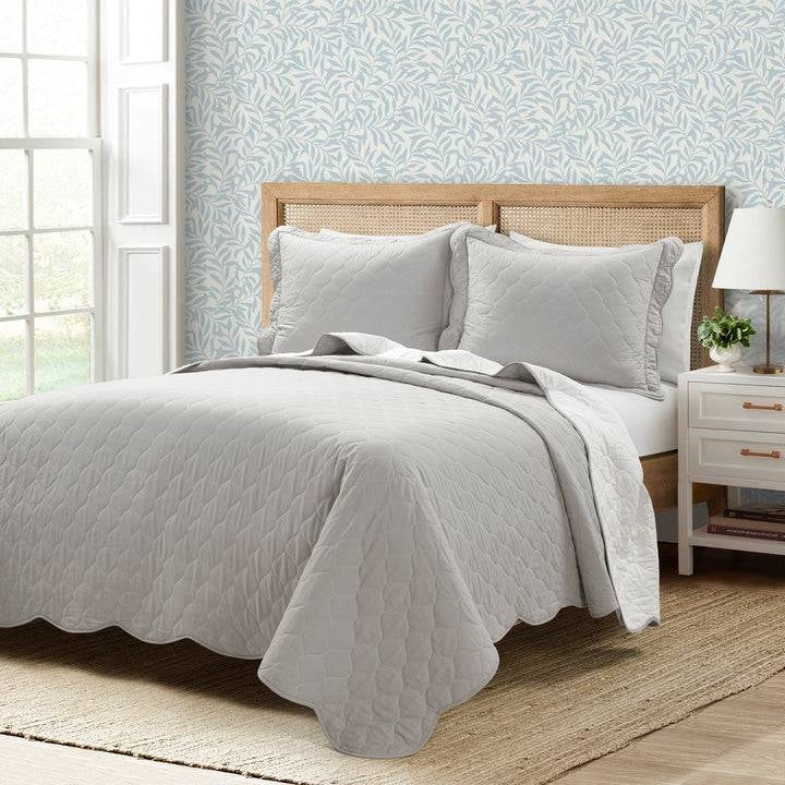 Full/Queen White Grey Scalloped Edge Reversible Thin Light Quilt Set, photo 3 of 5