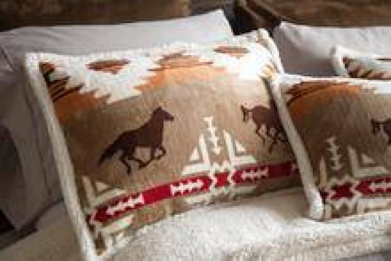 Free Rein Sherpa Blanket Set