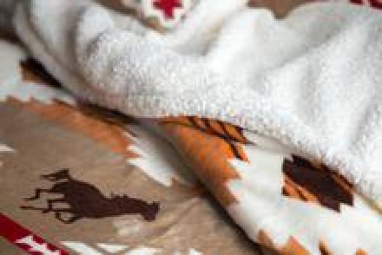 Free Rein Sherpa Blanket Set