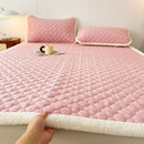 GobekUsa Antibacterial Milk Velvet Mattress, Thick & Warm with Anti-Slip Straps