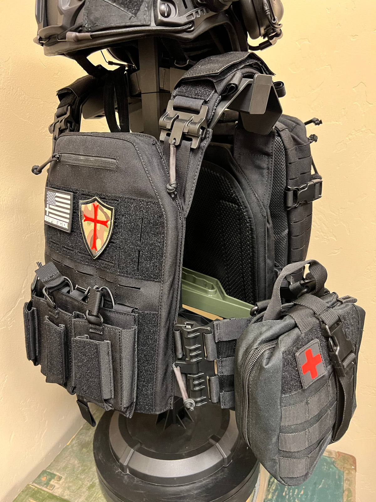 FULL KIT COMBO Crusader 2.0 XL Armor COMBO PACKAGE LIGHTWEIGHT LEVEL IV (2) 10x13.5 Front/Back Plates, Plate Carrier Bag, Medic Pouch, photo 2 of 17